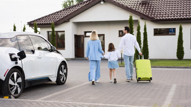 Urlaub mit E-Auto: Studie zu Ferienunterkünften und Ladeangebot