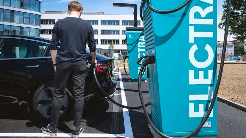 Schnellladen kostet bei Electra 49 Cent pro kWh