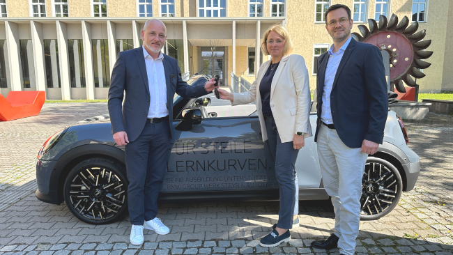   HTL Steyr: Weiteres Schulungsfahrzeug übergeben