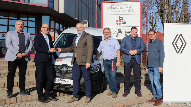 Elektro-Kangoo an Berufsschule übergeben