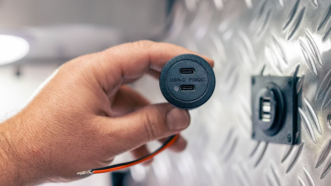 Aufbausteckdosen mit Schnellladefunktion