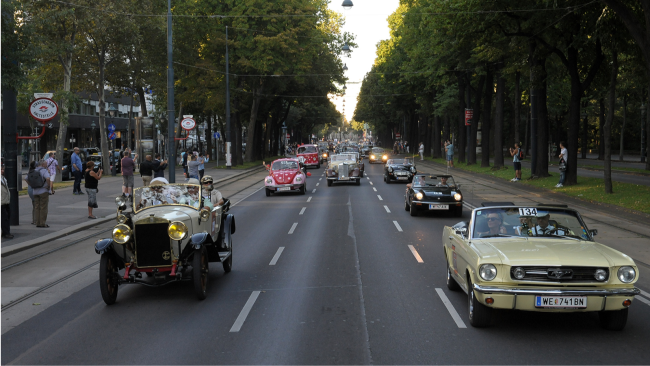  Klassische Fahrzeuge rollen durch Wien