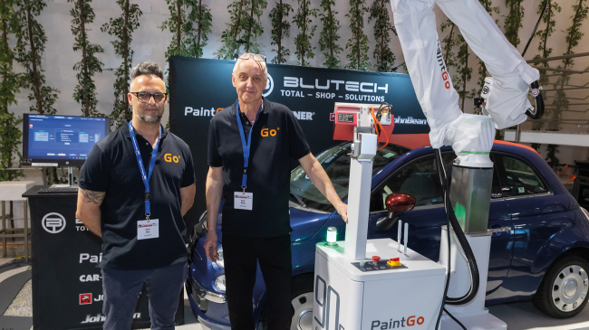  „Co-Bot“ in der Lackierkabine