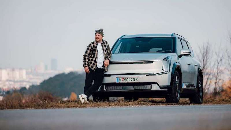 Olympiasieger Bontus im Kia EV9