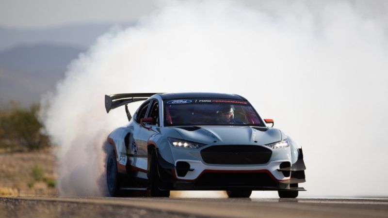 Ford Mustang Mach-E 1400: Kill all tires!