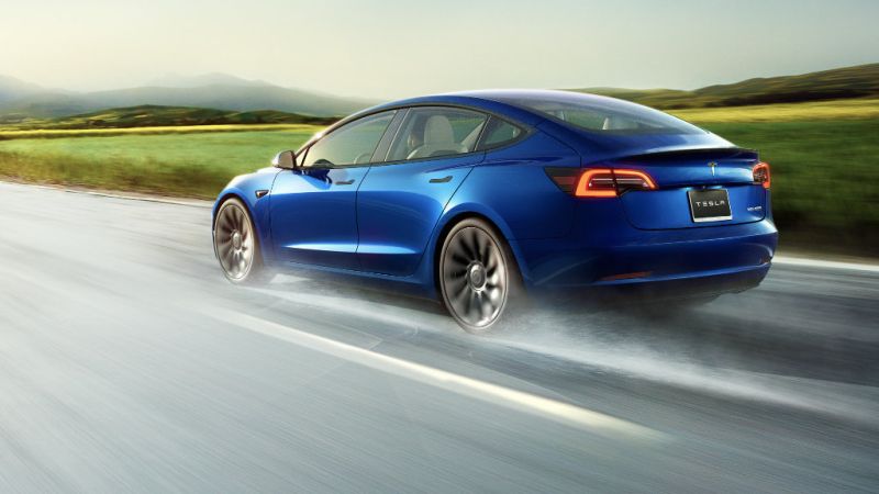 Tesla Model 3 vor 5er BMW und Audi Allroad