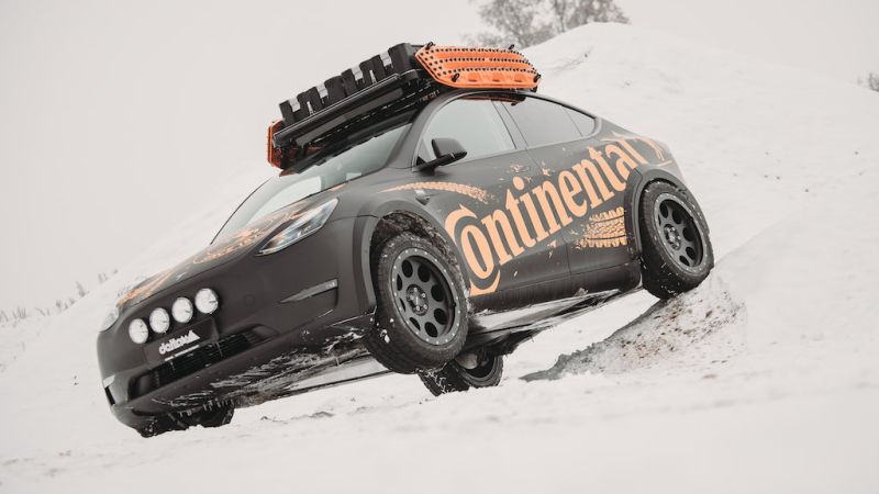 Dieses Model Y fährt auch im Gelände