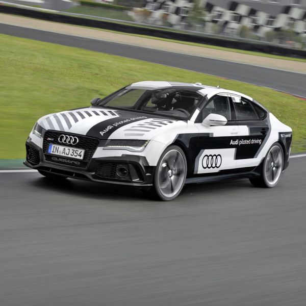  Audi schickt Geisterauto auf die Rennbahn