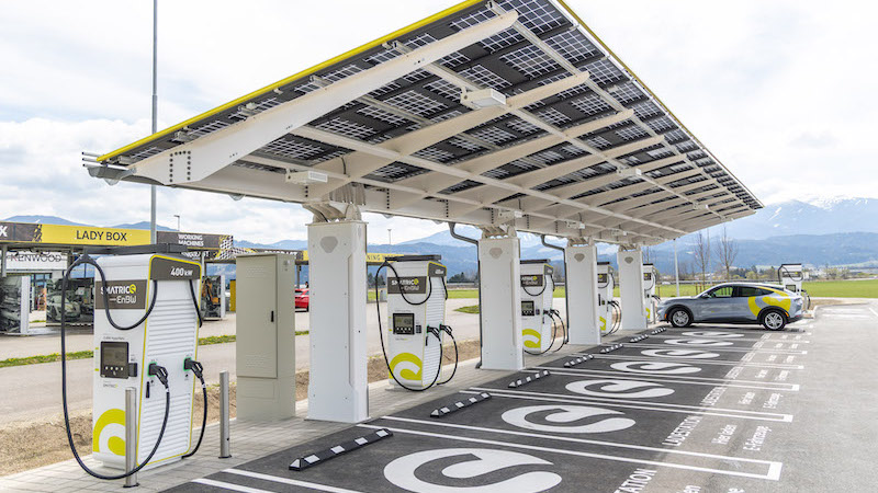 Urlaubszeit: Mehr E-Autos, mehr Ladeparks