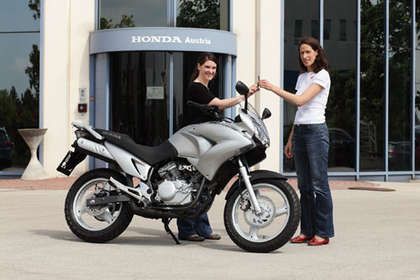  Honda überreicht Varadero 125