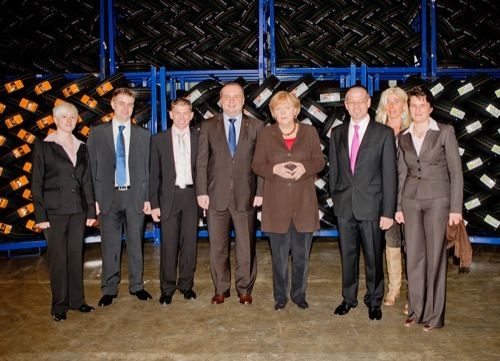  Die Kanzlerin im Reifenhaus