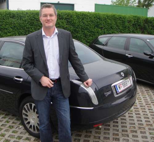  Bekannte Person mit neuer Marke 