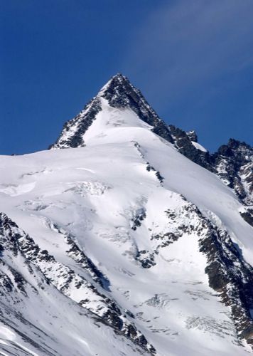  Acht Meter hohe Schneewände