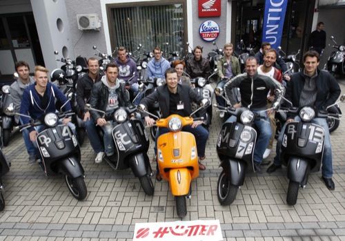  Sturm-Kicker fahren auf Vespas ab