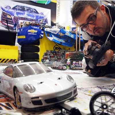  Auto-affiner Maler schafft Kunstwerk mit Reifen