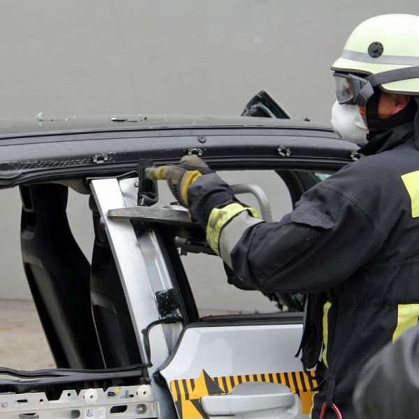  Sicherheitsfrage: ÖAMTC zerschneidet i3