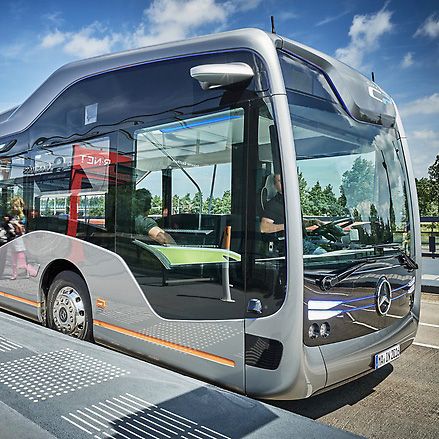  Bus selbstfahrend unterwegs