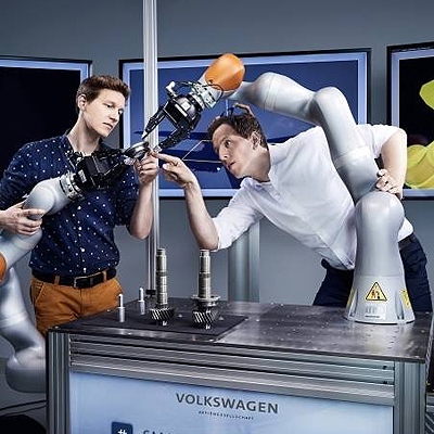  Mensch und Maschine arbeiten zusammen
