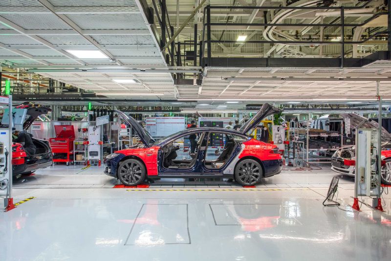  Tesla stoppt Produktion