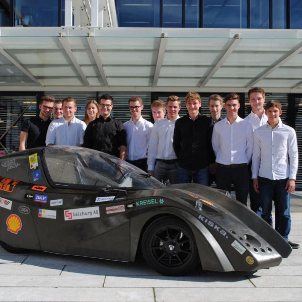  Studenten unter Strom