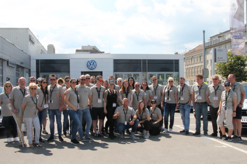  45 Courtesy Cars übergeben