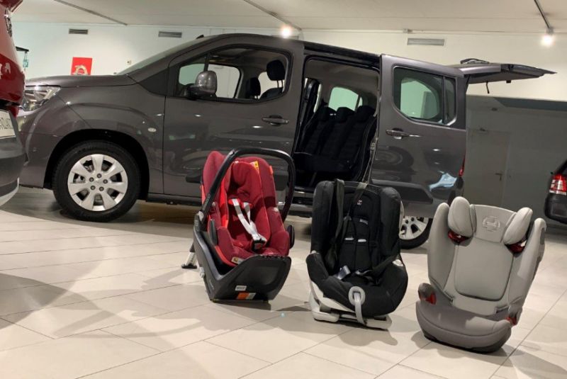  Wie viele Kindersitze passen in ein Auto?