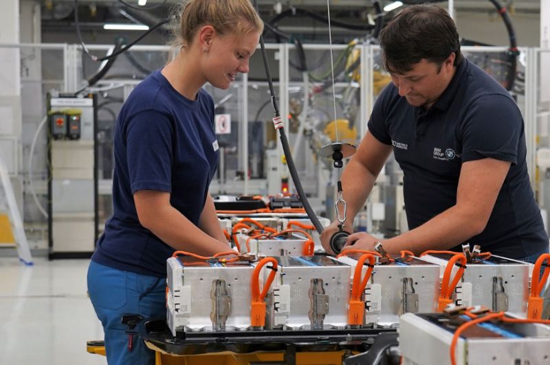  BMW erhöht die (Strom-)Schlagzahl