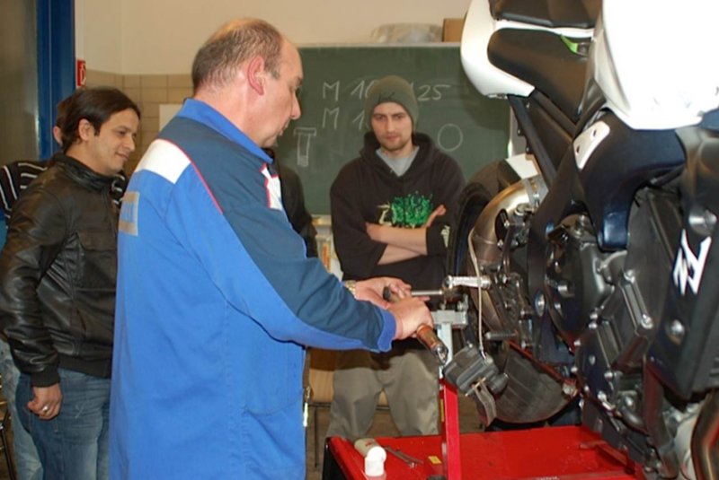  Motorradreifen-Montage: Trainingskurse vor Beginn der Saison