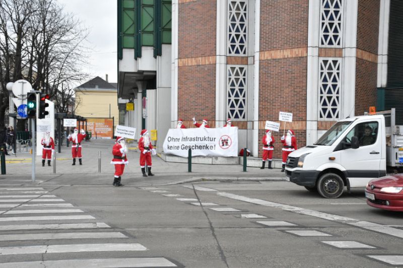  „Weihnachtsmänner“ demonstrieren für Infrastruktur