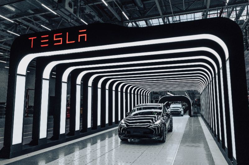  Erste europäische Teslas ausgeliefert