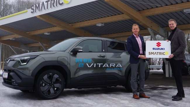   Suzuki-Käufer bekommen Smatrics-Ladekarte mit Guthaben