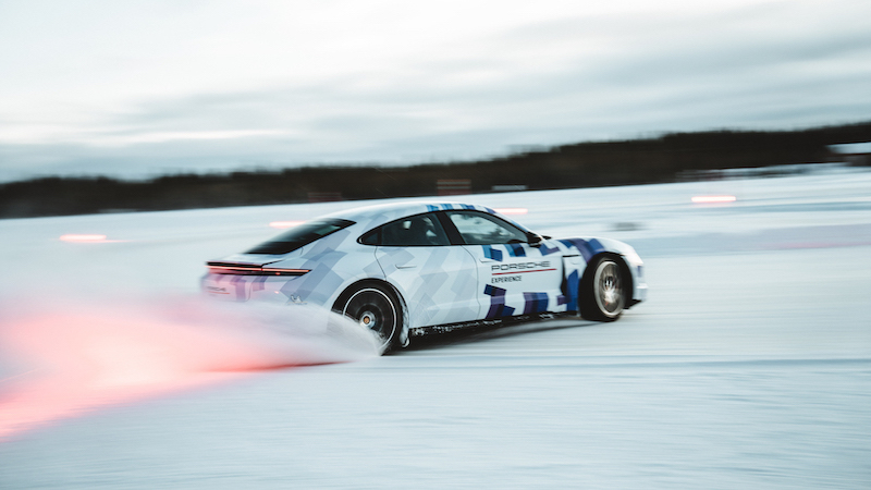 Nonstop-Driften auf Eis: Rekord mit Porsche Taycan