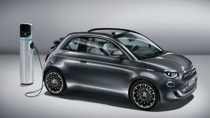 Fiat 500e: mit Stoffdach und 320km Reichweite