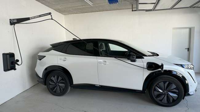 Der Sherpa trägt das E-Auto-Ladekabel