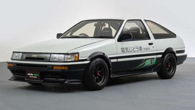 Elektro-Drift-Oldtimer-Toyota mit Handschaltung