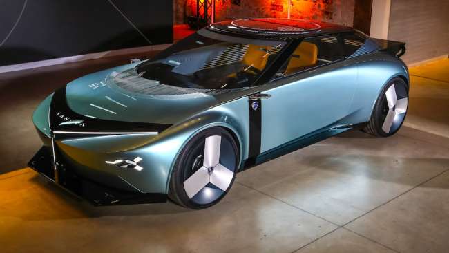 Vollelektrisches Coupé mit Stratos-inspiriertem Design