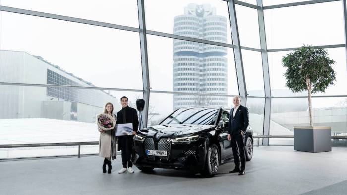 Ein iX xDrive40 ist Jubiläumsfahrzeug