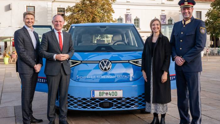 Polizei mit ID. Buzz zu Bürgergesprächen