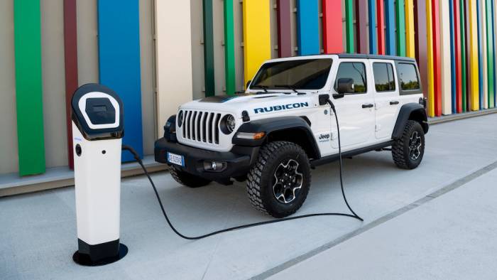 Plug-in-Kraxler mit 380 PS