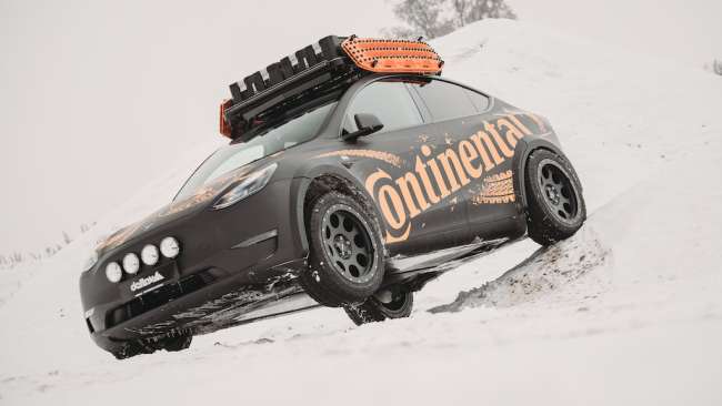 Dieses Model Y fährt auch im Gelände