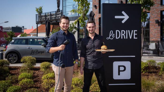 Elektroautofahrer essen gratis Burger
