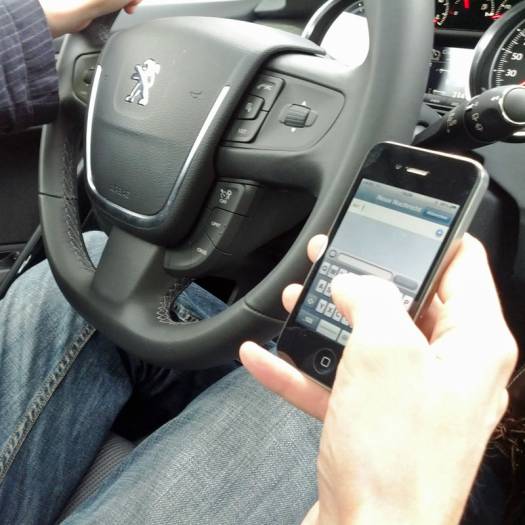  Handy am Steuer: Kein Gefahren-Bewusstsein