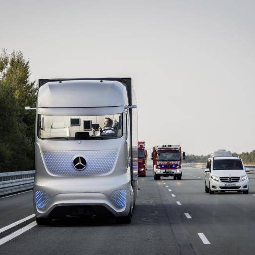  Selbstfahrende LKW steuern 2016 durch Deutschland