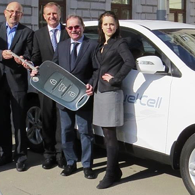  Zwei Wasserstoff-Fahrzeuge übergeben