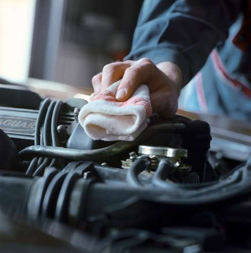  Sie putzen und putzen