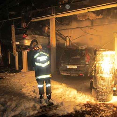  Großfeuer in Autohaus
