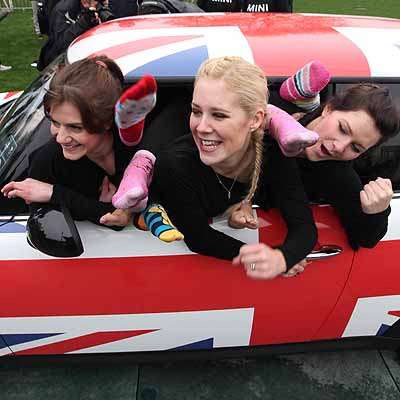  Weltrekord: 28 Turnerinnen zwängten sich in Mini