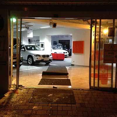  Mit Luxus-BMW durch Glastür gerast