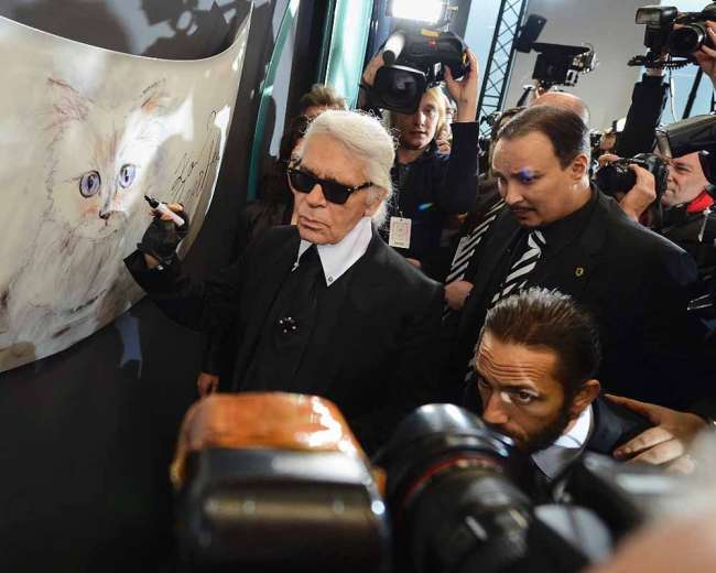  Lagerfelds Mieze im Corsa 