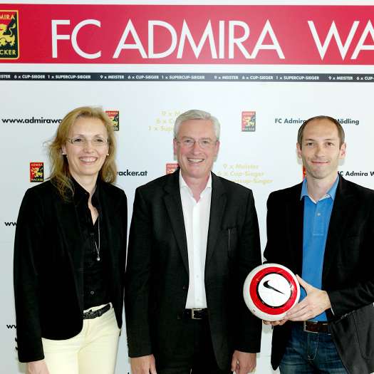  Kicken mit Grünzweig Automobile